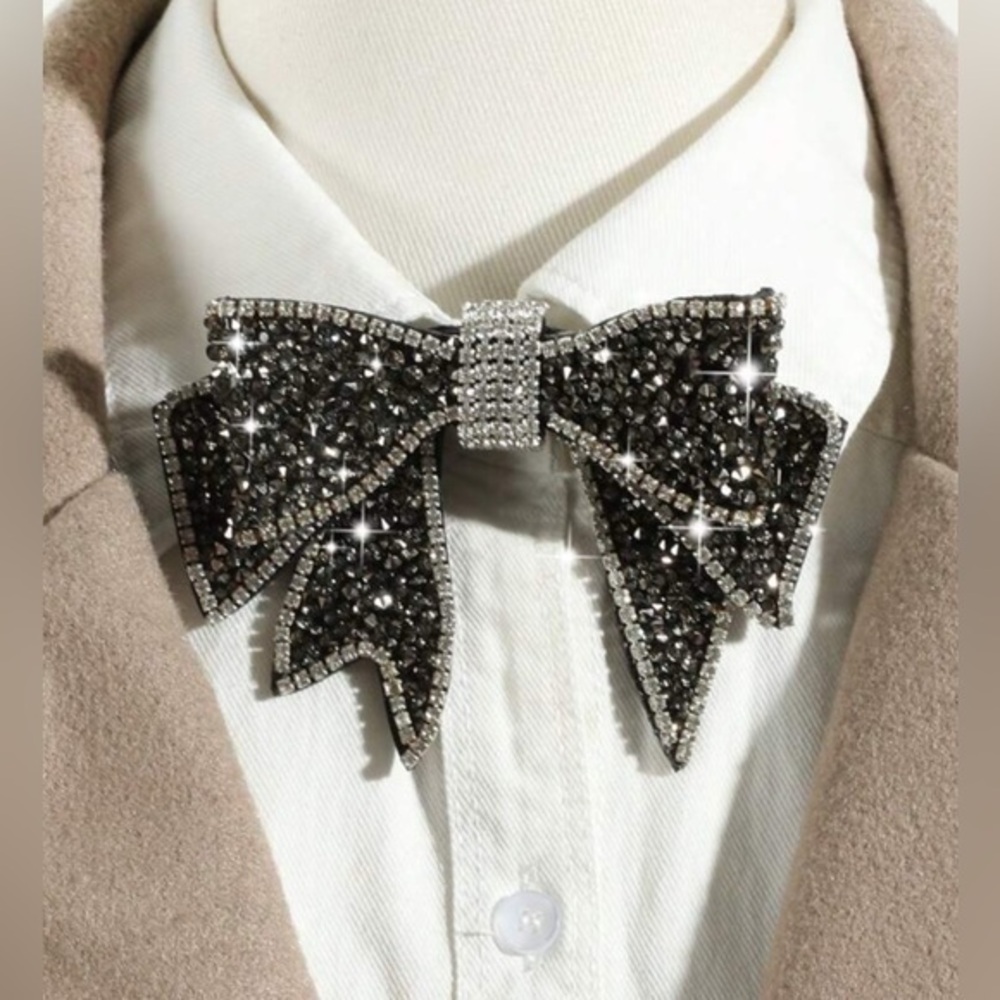 ✨NEW Sparkling Rhinestone Bow Brooch
